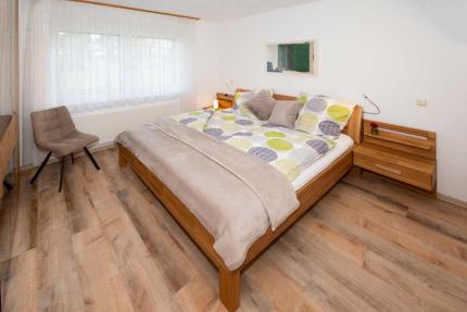 großes Schlafzimmer im Erdgeschoss