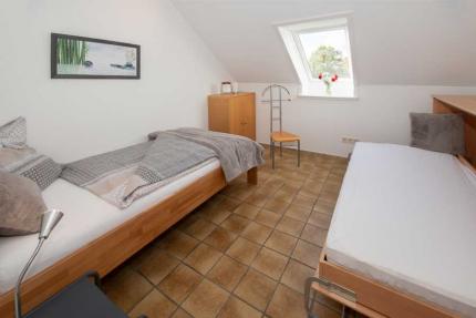 Zimmer Nr. 1 mit Einzelbett und ausklappbarem Schrankbett