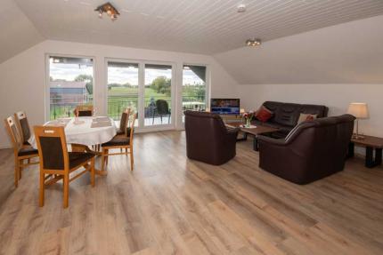 Gemütliches Wohnzimmer mit freiem Blick in die Natur