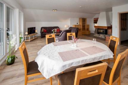 großer Essplatz im Wohnzimmer