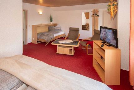 mit eigenem Fernseher auf dem Zimmer